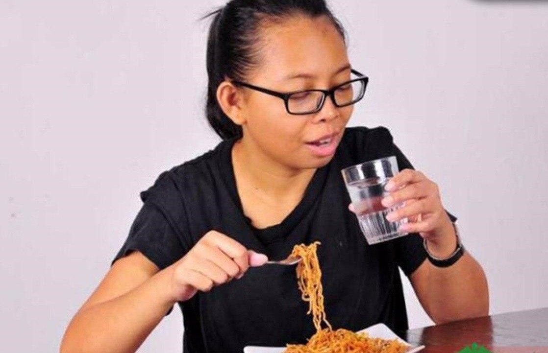 عوارض خوردن آب همراه غذا 