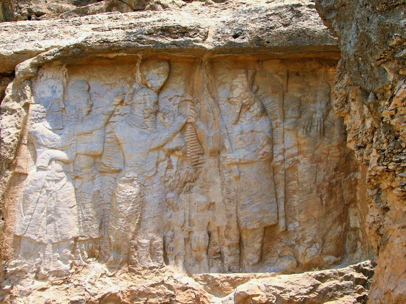 چه جاذبه هایی در نزدیکی نقش رجب وجود دارد؟