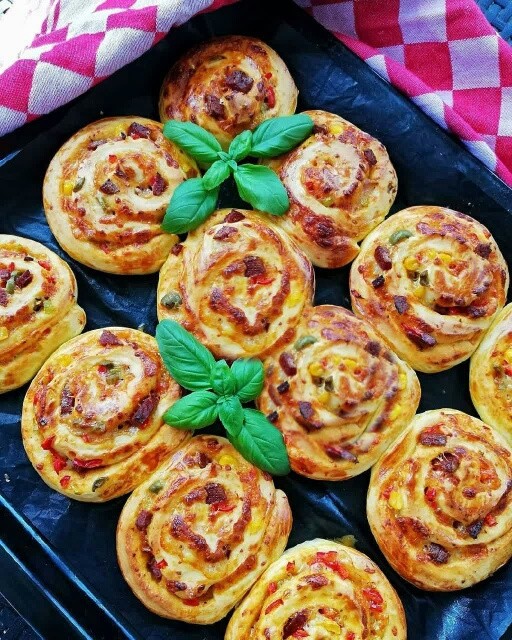طرز تهیه پیتزا رولی