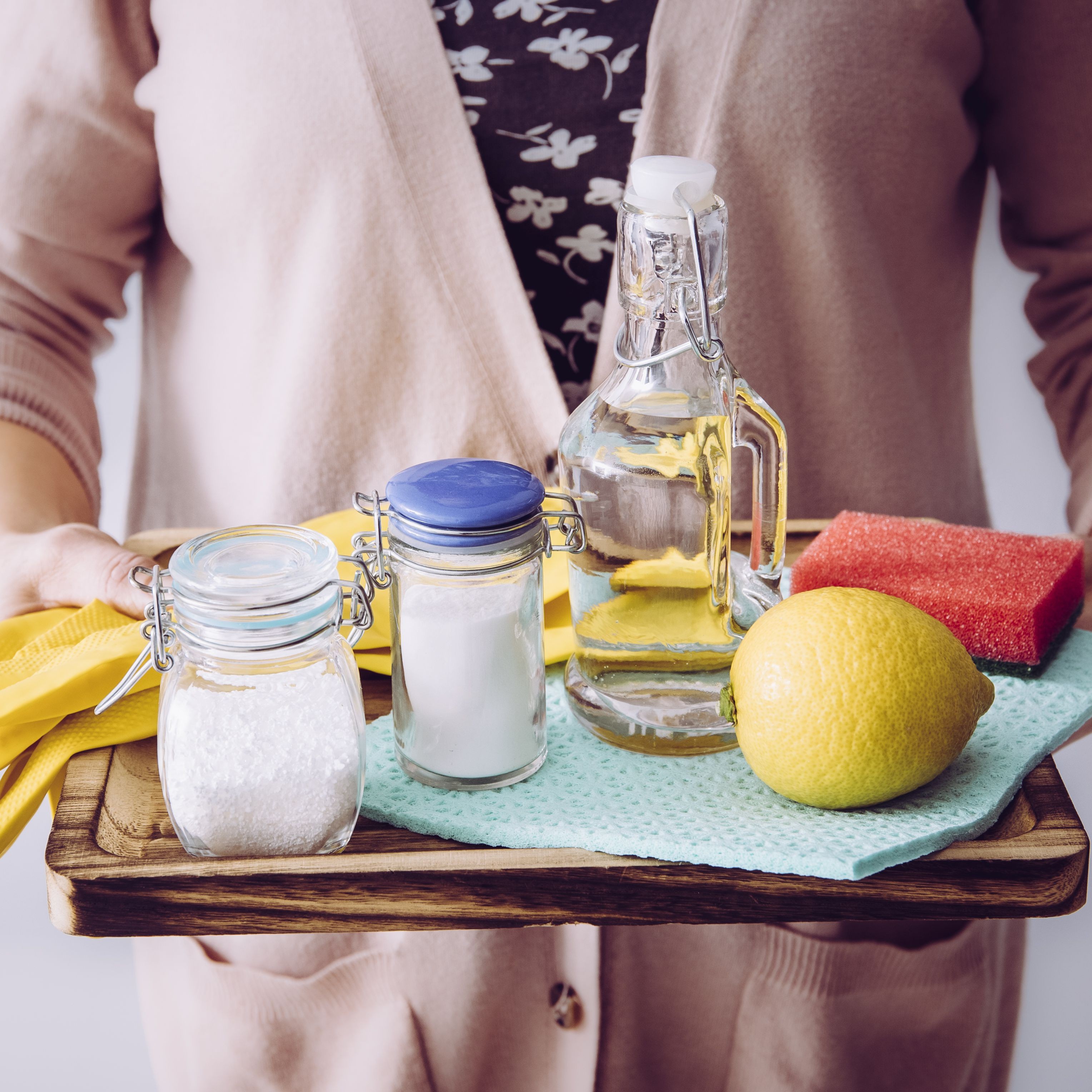بهترین روش برای تمیز کردن سطوح شیشه ای با پاک کننده خانگی