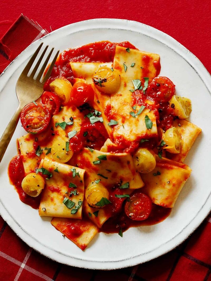 آموزش پخت ماکارونی با سس گوجه گیلاسی
