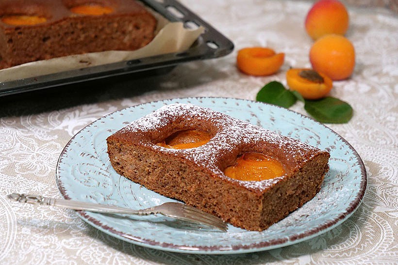 طرز تهیه کیک مغز شکلاتی با زردآلو