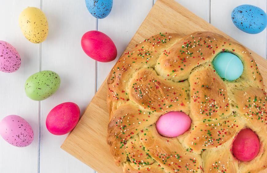 طرز تهیه نان مخصوص عید با تخم مرغ های رنگی