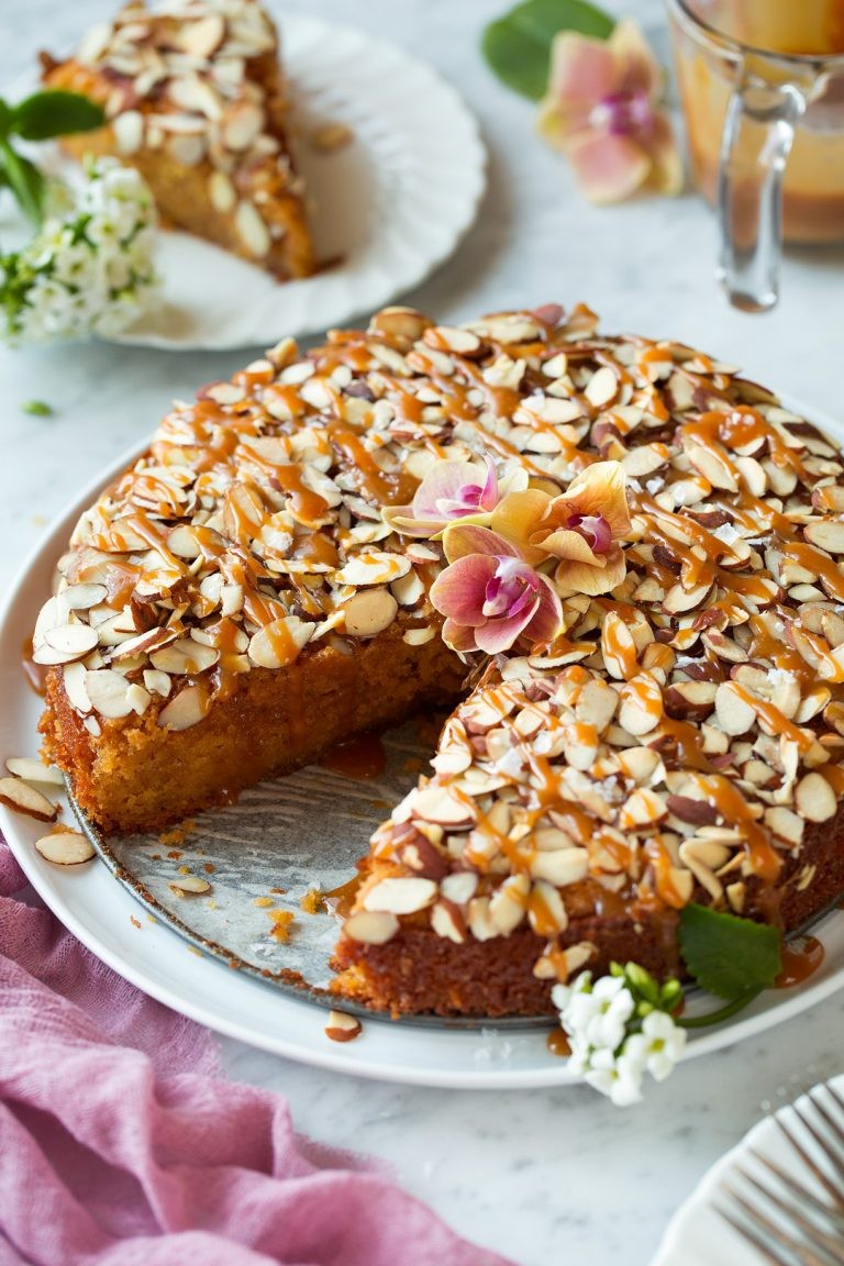 طرز تهیه کیک بادامی با سس کاراملی
