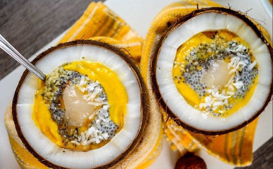 طرز تهیه کاسه اسموتی انبه نارگیلی