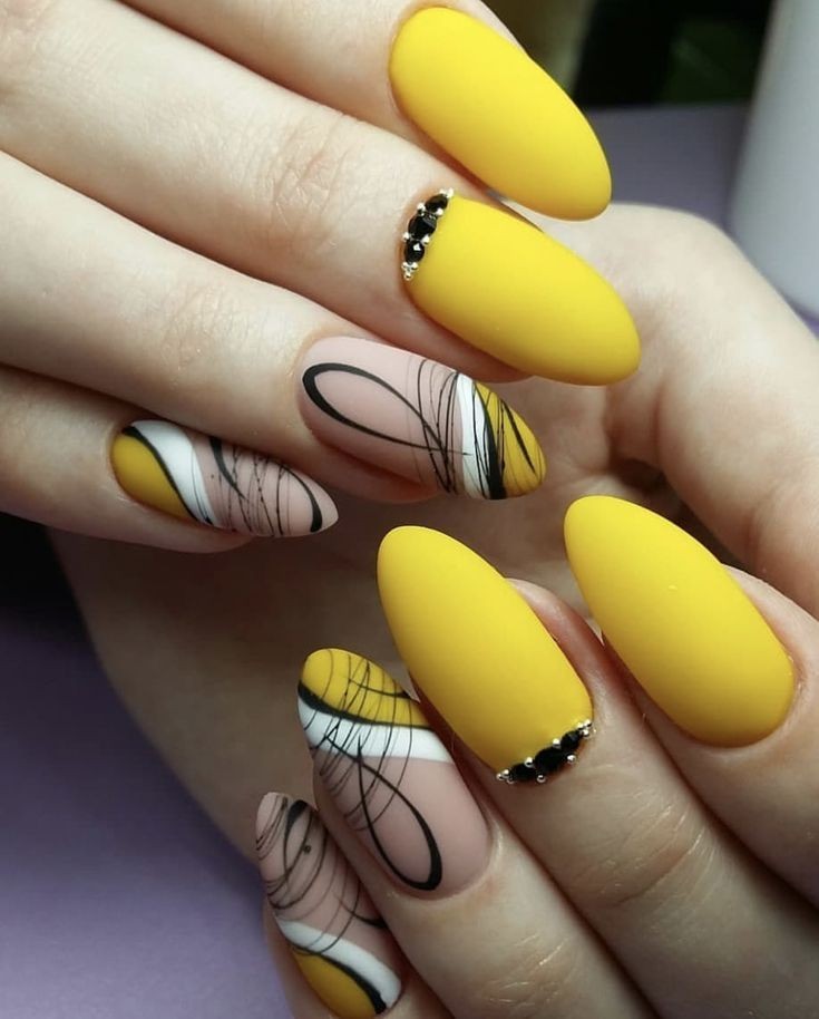 ایده طراحی ناخن دخترانه با رنگ زرد