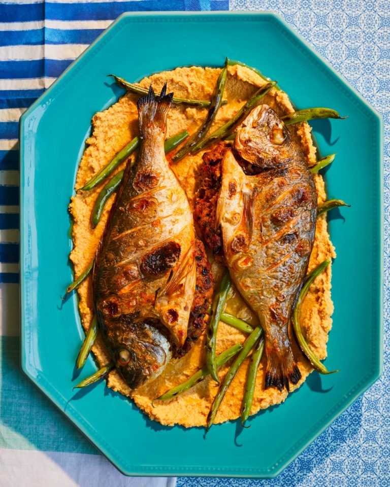 طرز تهیه ماهی شکم پر با هوموس و لوبیا