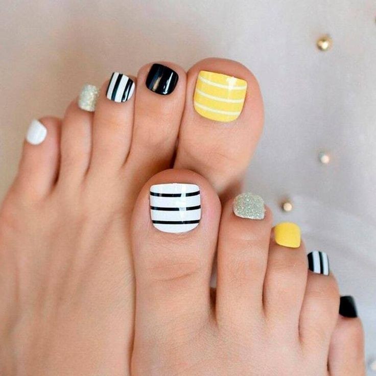 ایده طراحی ناخن پا تابستانه