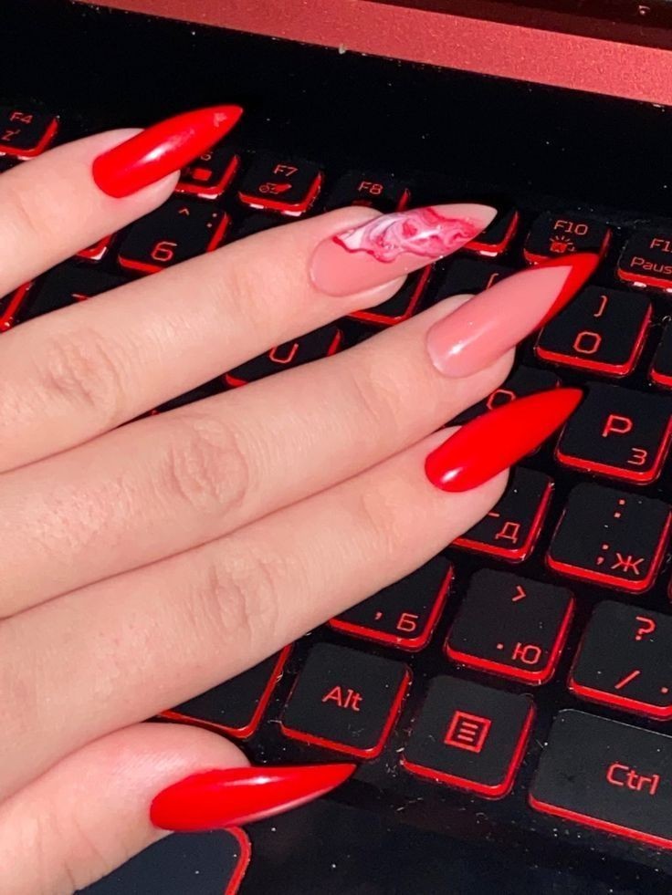 ایده طراحی ناخن با لاک قرمز