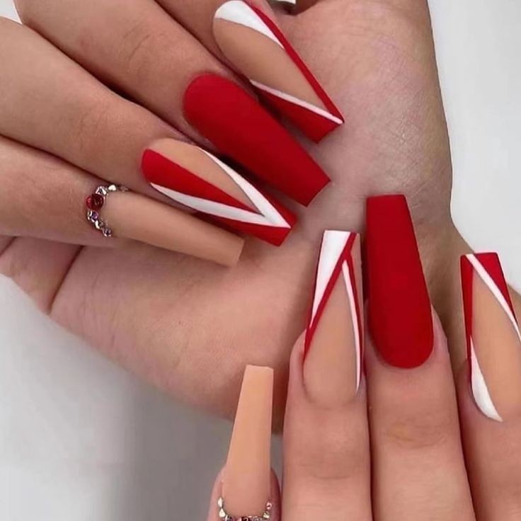 ایده طراحی ناخن با لاک قرمز