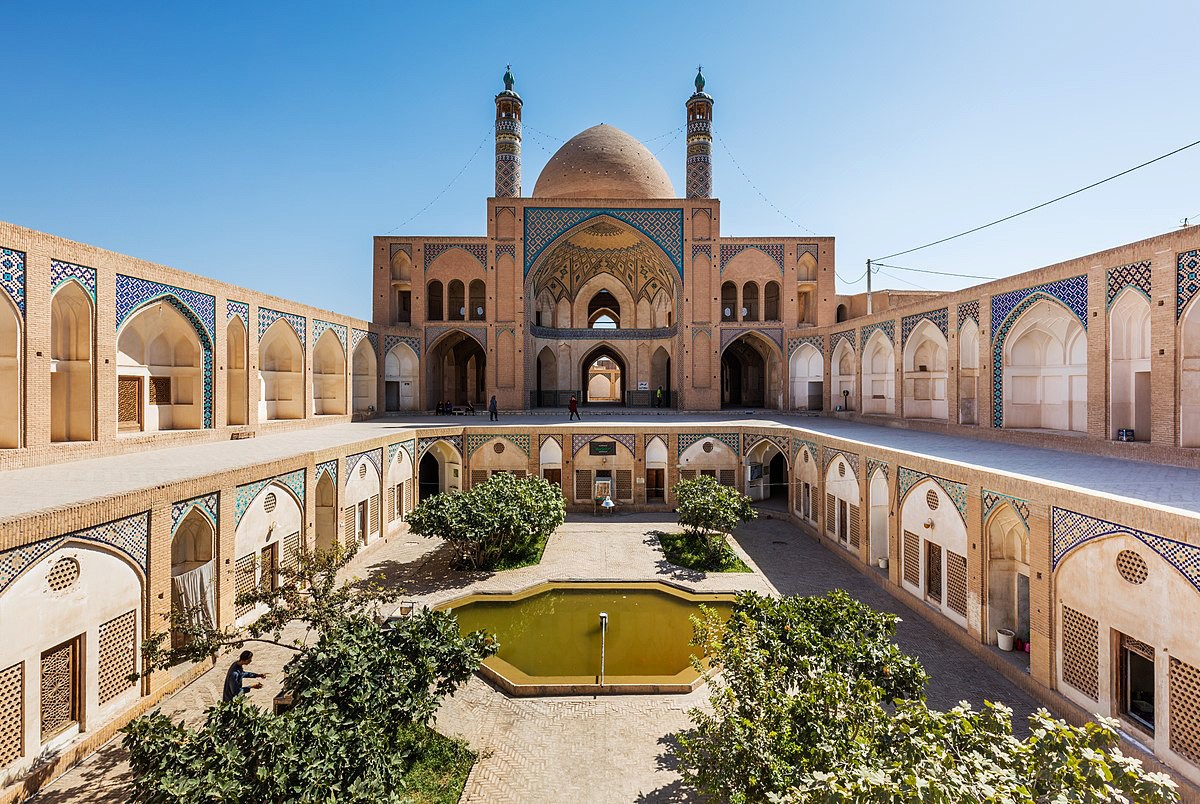 مسجد آقا بزرگ، فراتر از یک مسجد