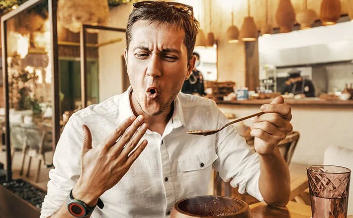 با خوردن غذاهای تند چه اتفاقی برای بدن شما می افتد ؟