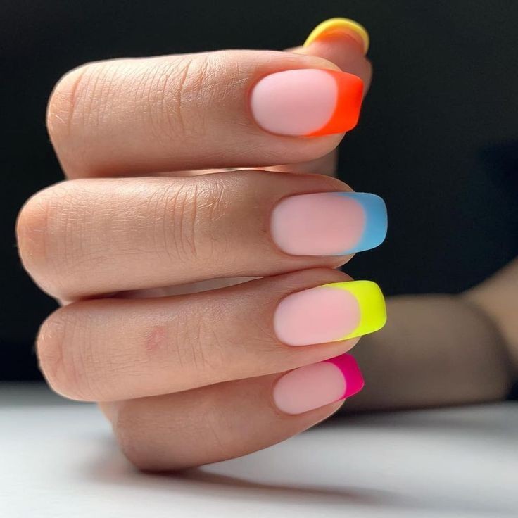 ایده طراحی ناخن نئونی