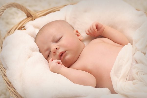چگونه نوزادم را بدون در آغوش گرفتن بخوابانم؟