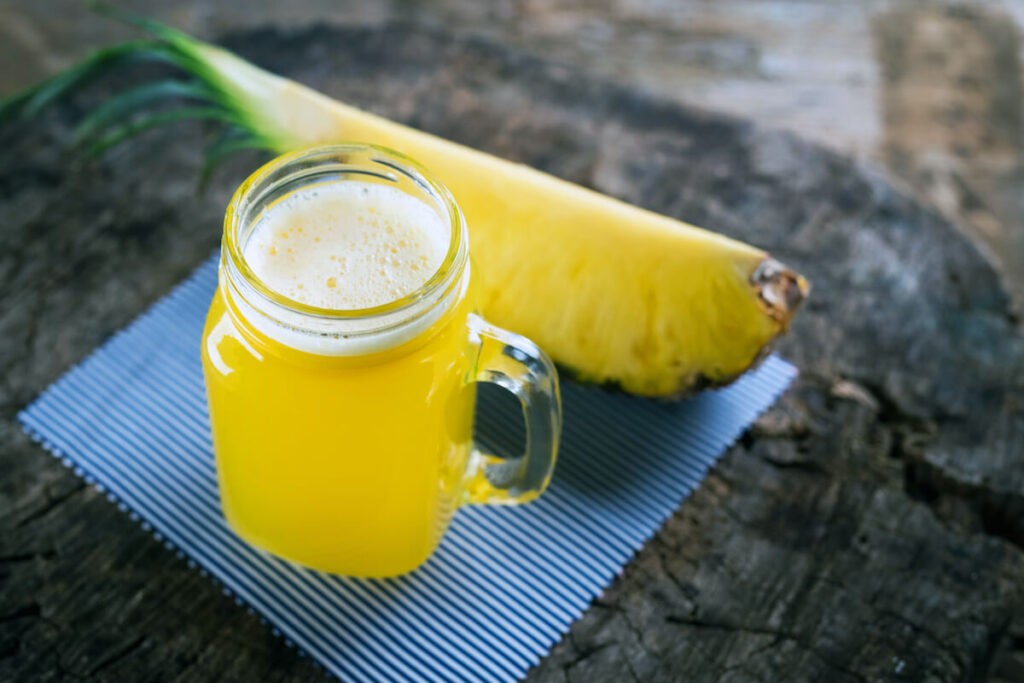 15 فواید چشمگیر آب آناناس برای سلامتی