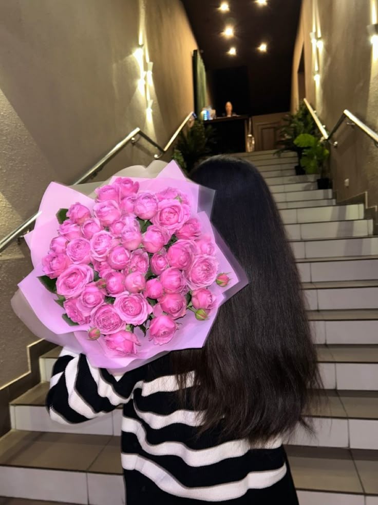 مجموعه عکس های دختر با دسته گل برای پروفایل- بدون چهره