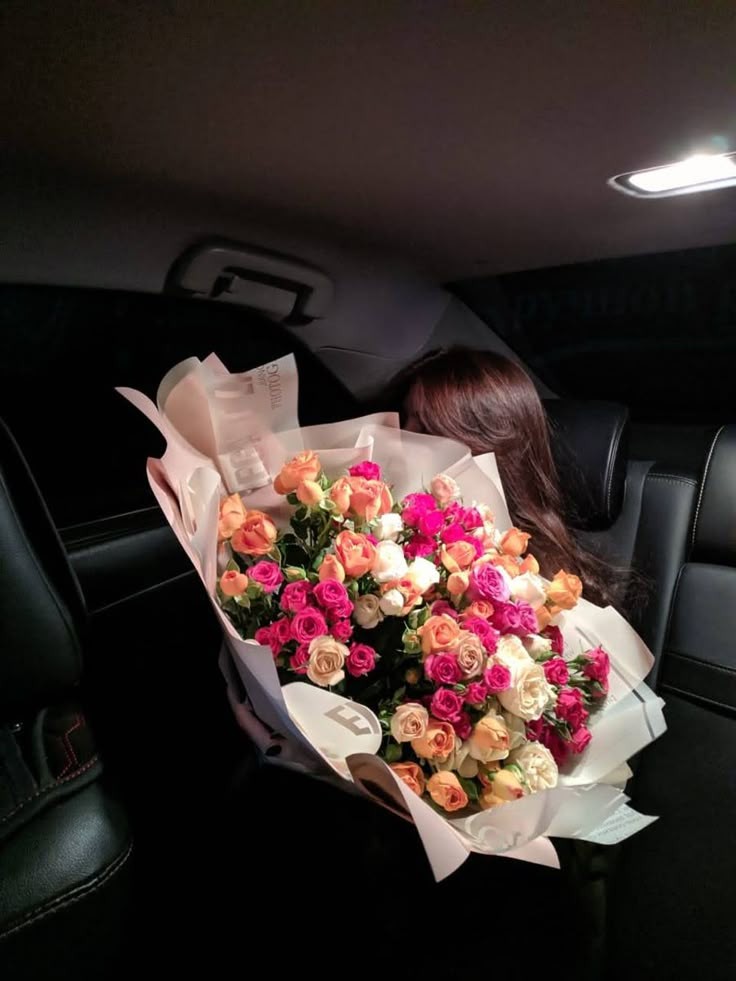 مجموعه عکس های دختر با دسته گل برای پروفایل- بدون چهره