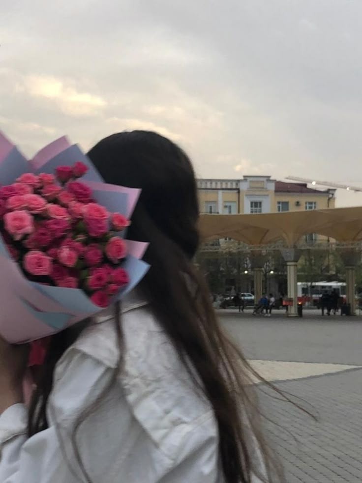 مجموعه عکس های دختر با دسته گل برای پروفایل- بدون چهره