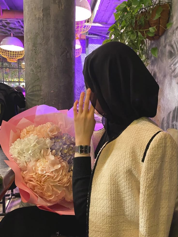 مجموعه عکس های دختر با دسته گل برای پروفایل- بدون چهره
