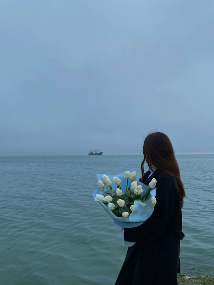 مجموعه عکس های دختر با دسته گل برای پروفایل- بدون چهره