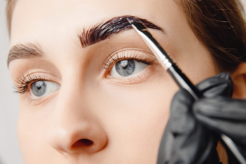 چگونه ابروهای خود را در خانه رنگ کنیم؟