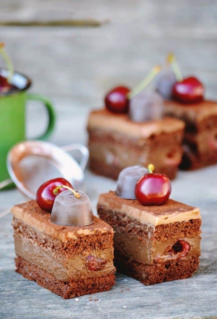 طرز تهیه کیک گیلاس شکلاتی