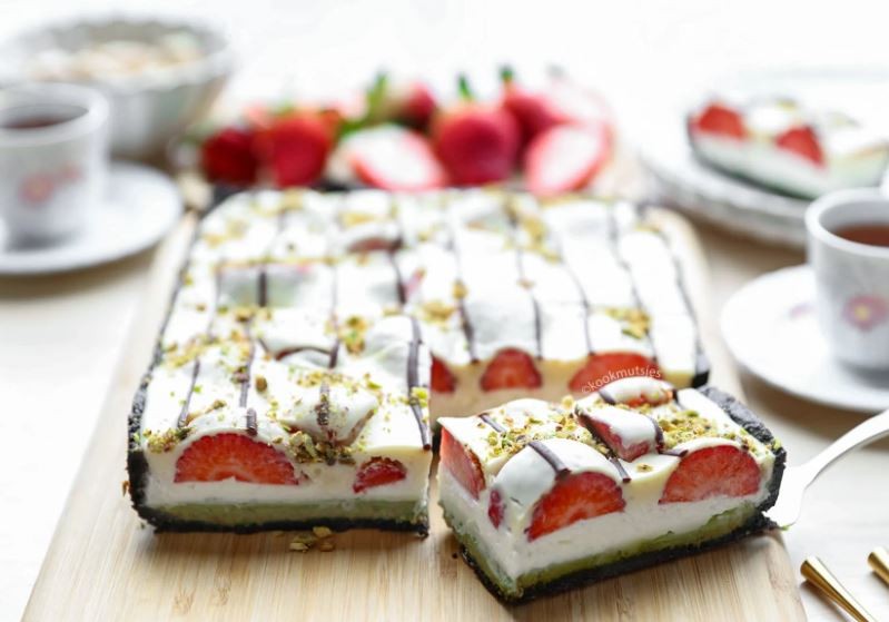 طرز تهیه دسر پسته با توت فرنگی و شکلات