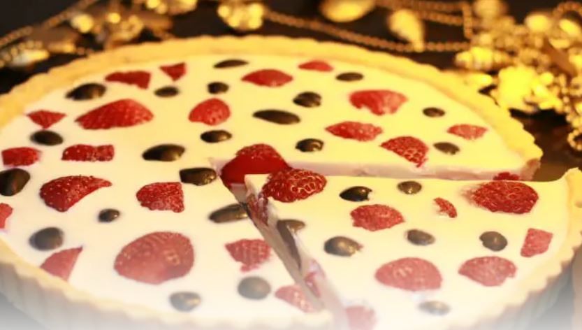 طرز تهیه تارت پاناکوتای توت‌فرنگی و انگور