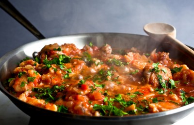 طرز تهیه خورشت مرغ یونانی با گل کلم و زیتون