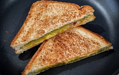 طرز تهیه ساندویچ نان تست ماسالا سیب زمینی با پنیر 