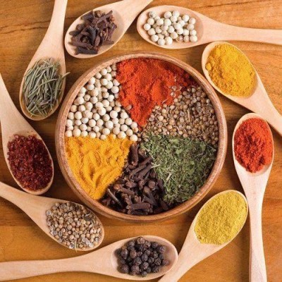 کاربردهای سنتی گیاهان و ادویه‌ها در آشپزی 