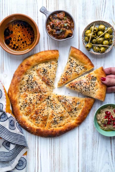 طرز تهیه نان ترکی آسان، گیاهی و بدون نیاز به ورز دادن!